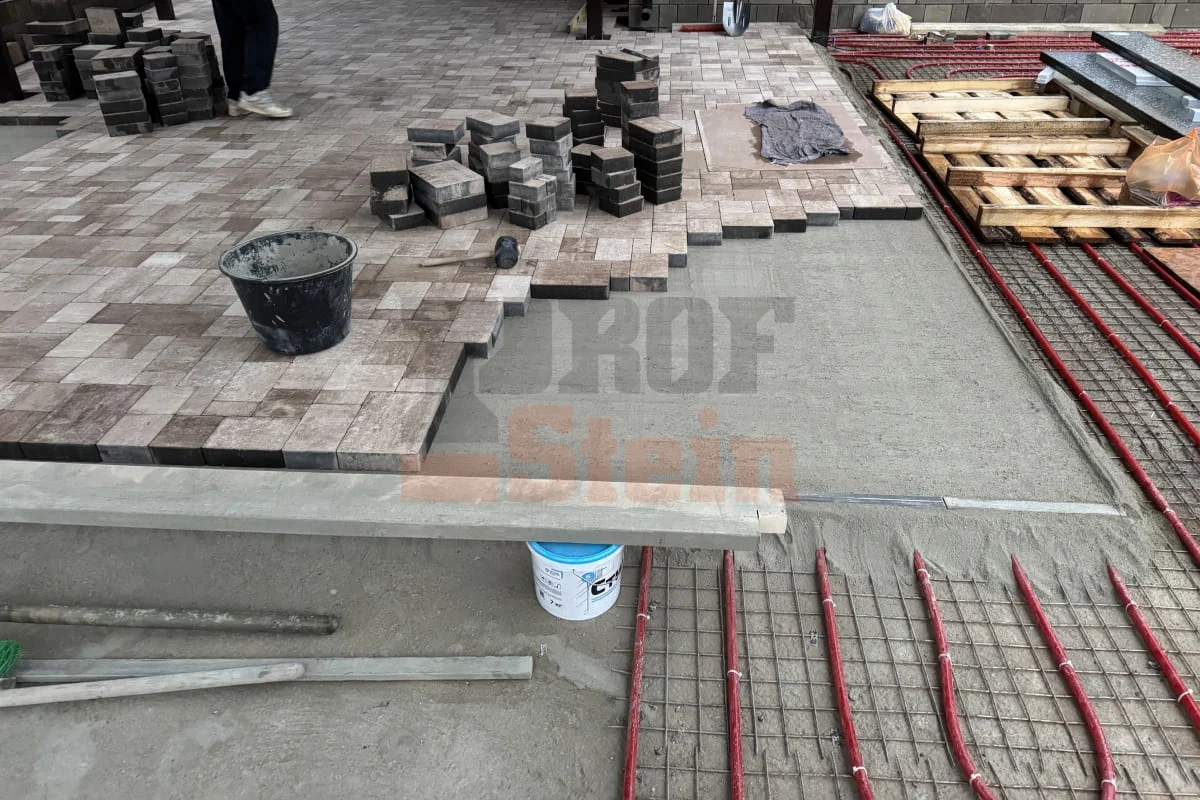 Укладка покрытия теплого тротуара