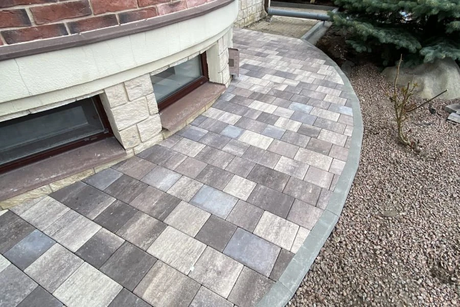 Как сделать отмостку из тротуарной плитки, чтобы защитить дом на 30+ лет