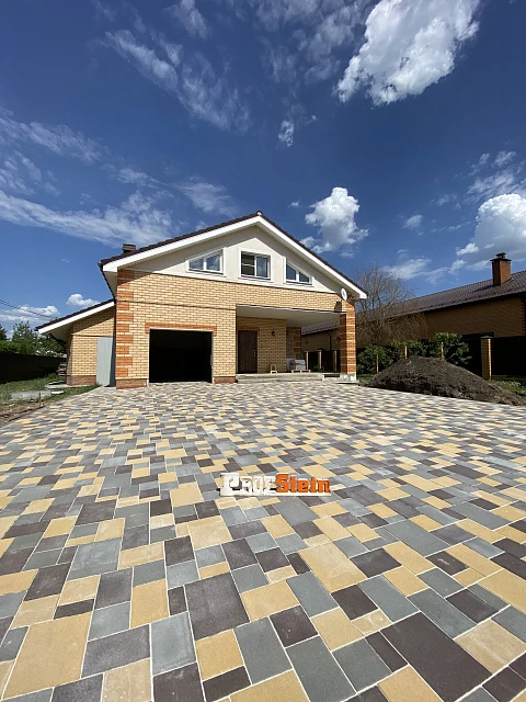 Укладка тротуарной плитки трех разных цветов