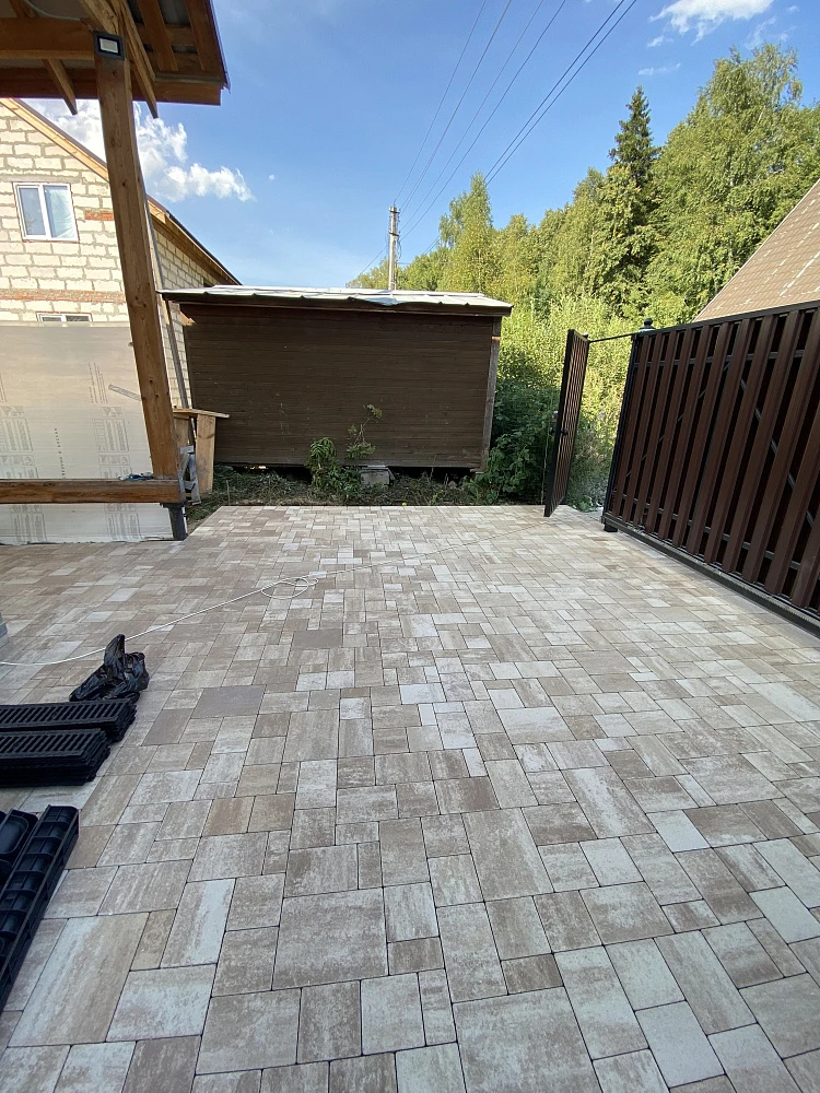 Укладка брусчатки с уникальной схемой мощения