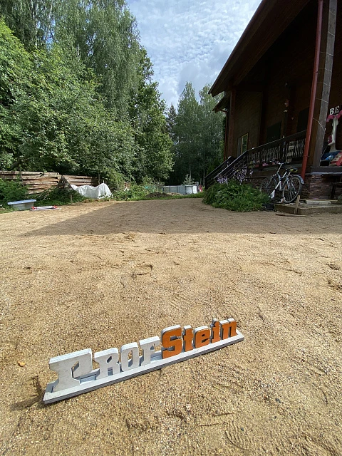 Укладка рельефной тротуарной плитки на дачном участке