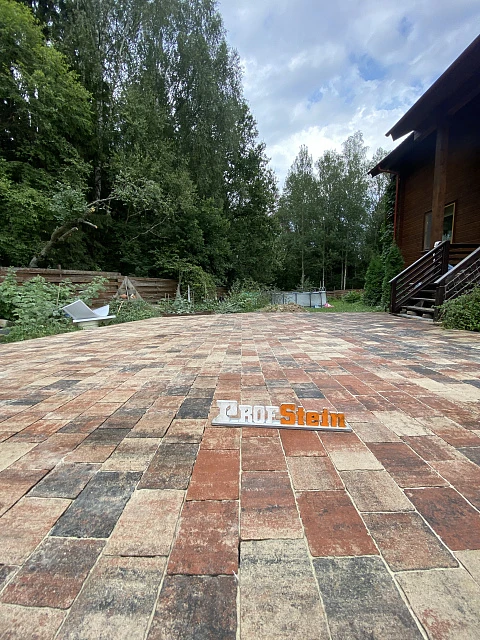 Укладка рельефной тротуарной плитки на дачном участке