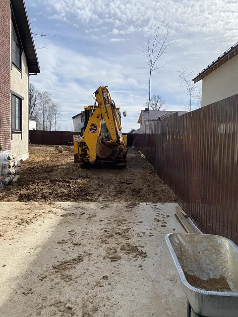 Устройство посевного газона и мощение брусчаткой Штайн Ферро