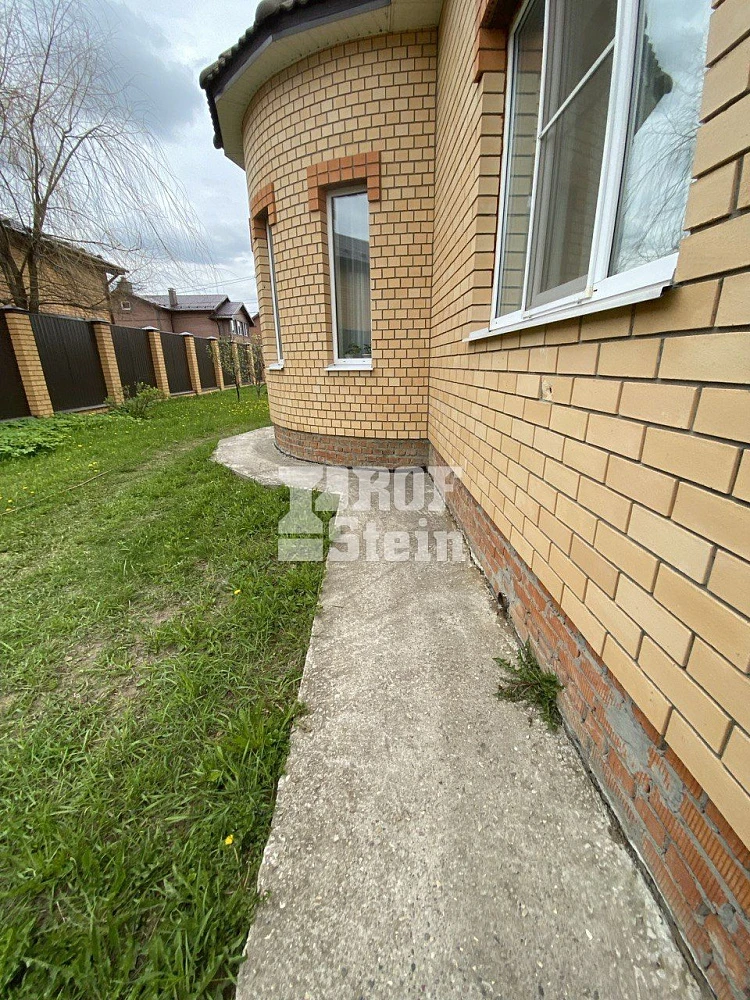 Укладка тротуарной плитки трех разных цветов