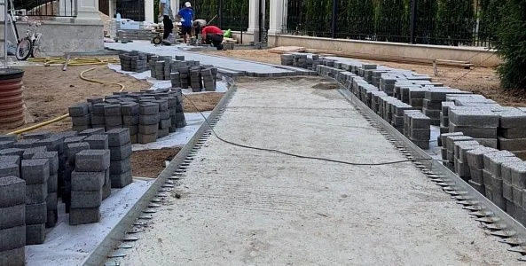 Установка металлического бордюра