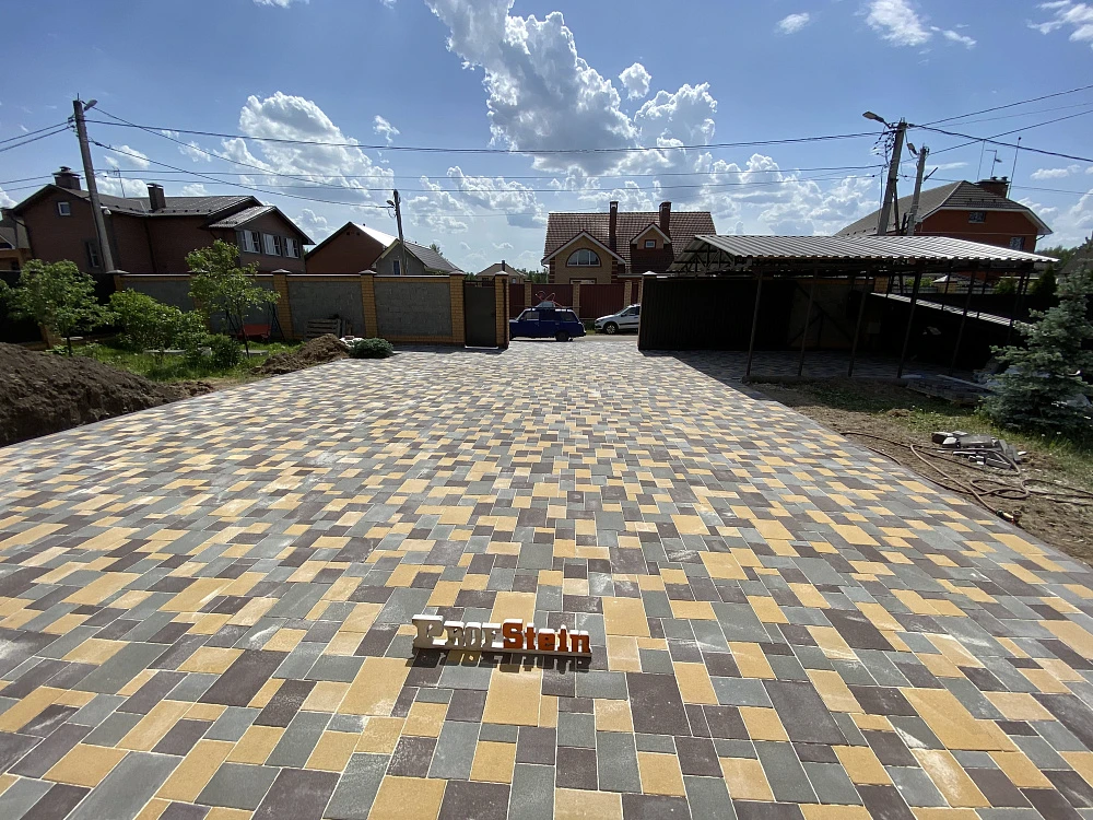 Укладка тротуарной плитки трех разных цветов