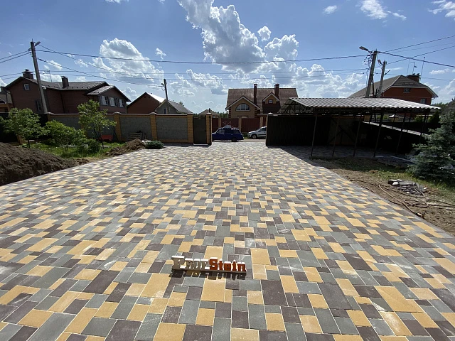 Укладка тротуарной плитки трех разных цветов