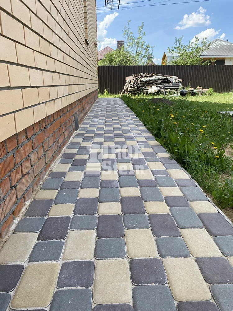 Укладка тротуарной плитки трех разных цветов