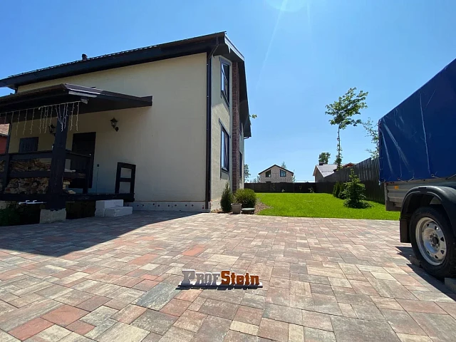 Устройство посевного газона и мощение брусчаткой Штайн Ферро