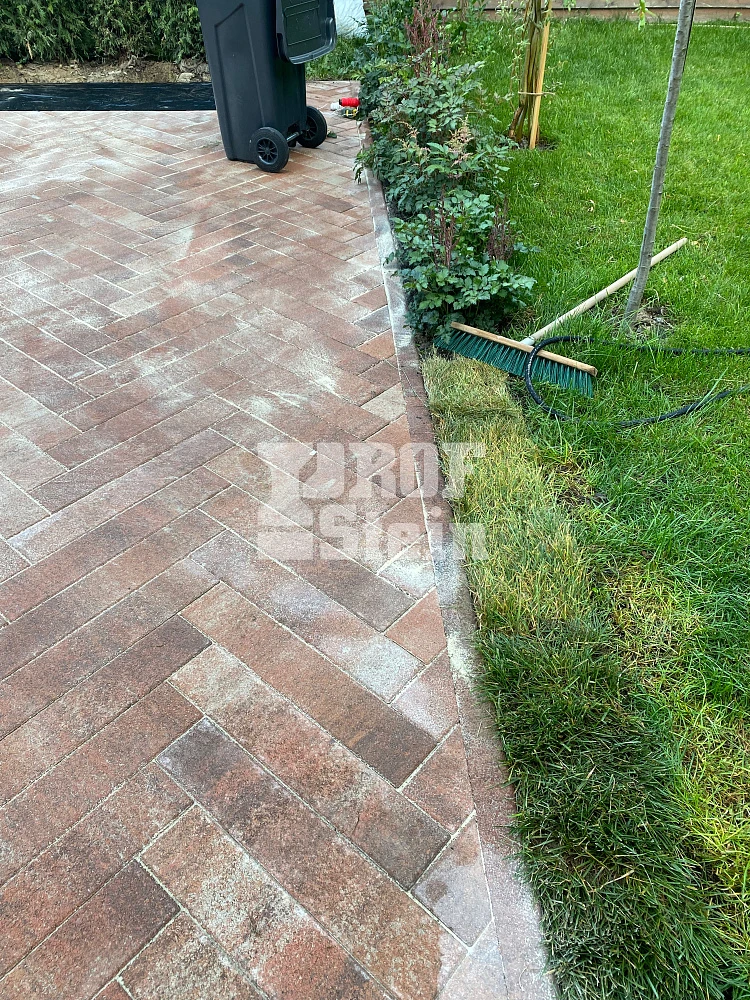Укладка брусчатки с подготовкой основания и озеленение участка