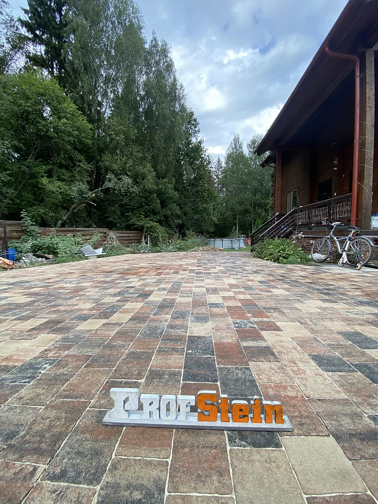 Укладка рельефной тротуарной плитки на дачном участке