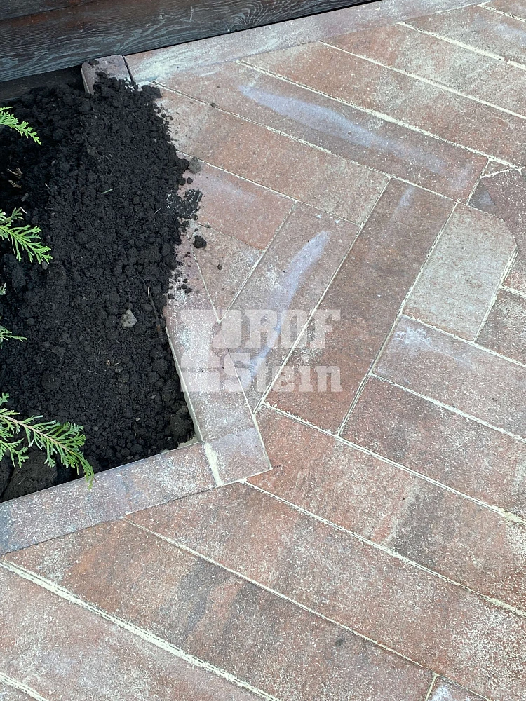 Укладка брусчатки с подготовкой основания и озеленение участка