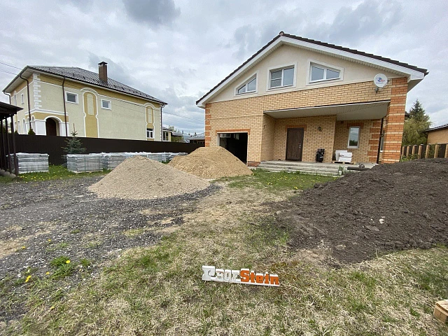 Укладка тротуарной плитки трех разных цветов