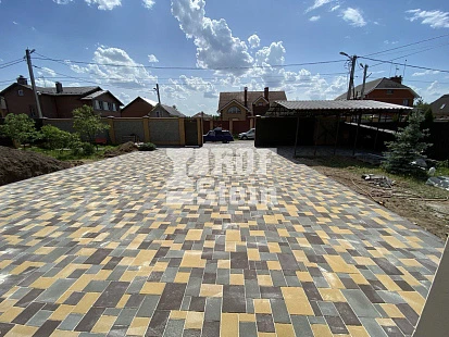 Укладка тротуарной плитки трех разных цветов