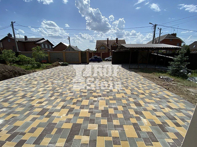 Укладка тротуарной плитки трех разных цветов