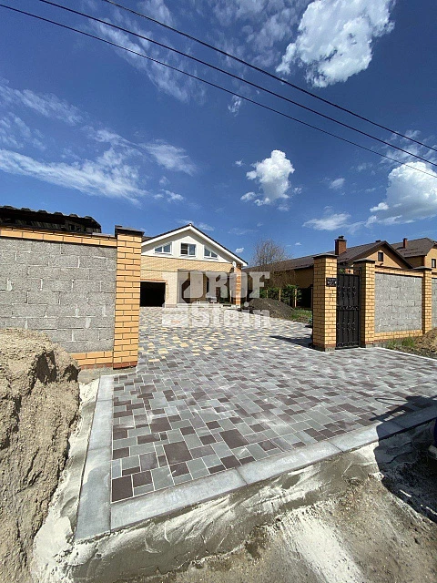 Укладка тротуарной плитки трех разных цветов