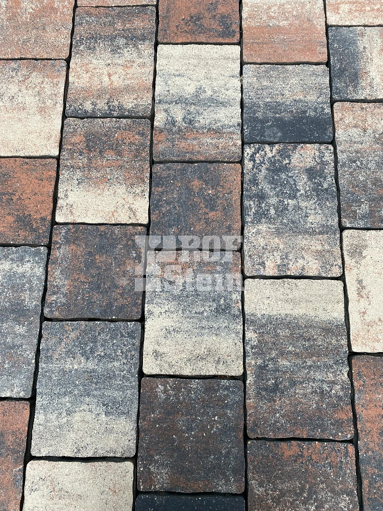 Укладка рельефной тротуарной плитки на дачном участке