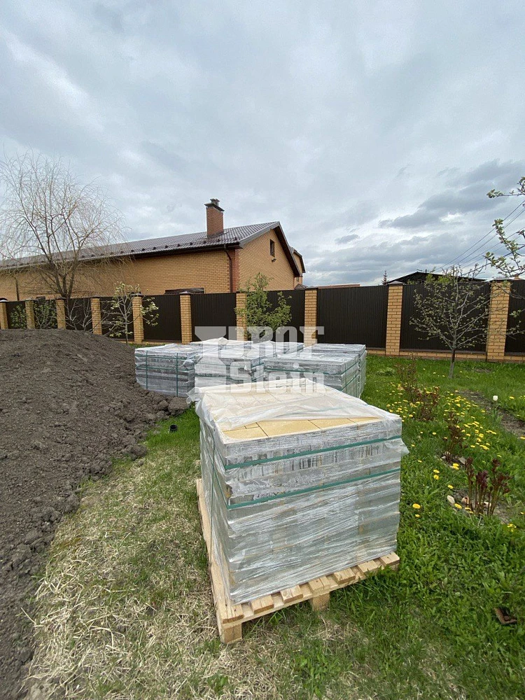 Укладка тротуарной плитки трех разных цветов