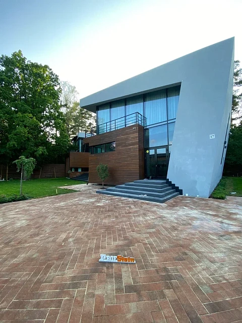 Укладка брусчатки с подготовкой основания и озеленение участка