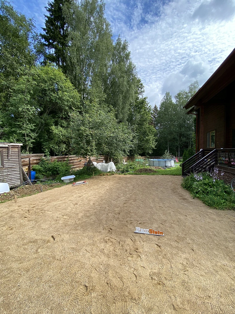 Укладка рельефной тротуарной плитки на дачном участке