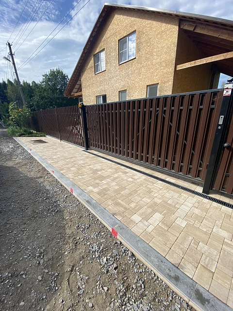 Укладка брусчатки с уникальной схемой мощения