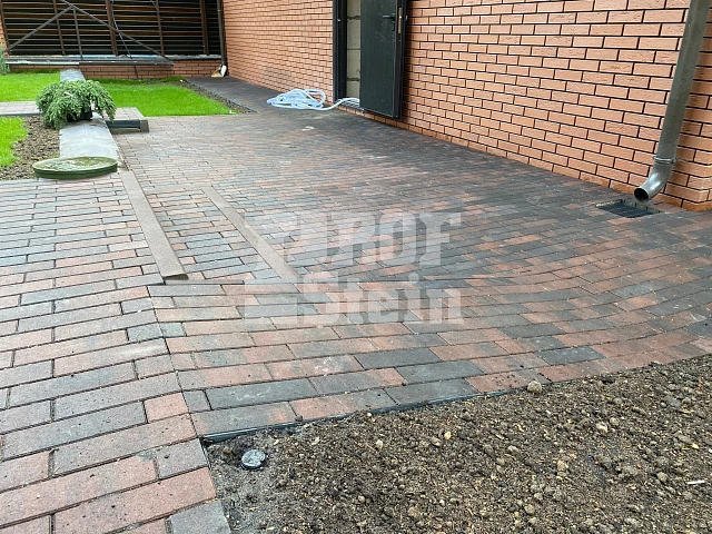 Укладка тротуарной плитки формы Паркет Эмбер