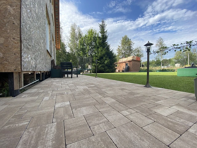 Укладка брусчатки с уникальной схемой мощения