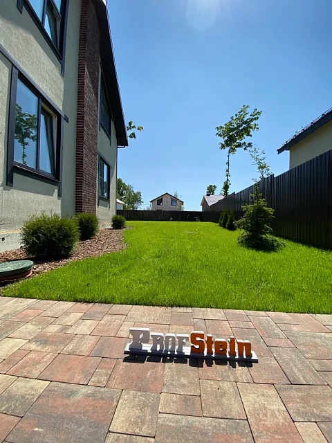 Устройство посевного газона и мощение брусчаткой Штайн Ферро