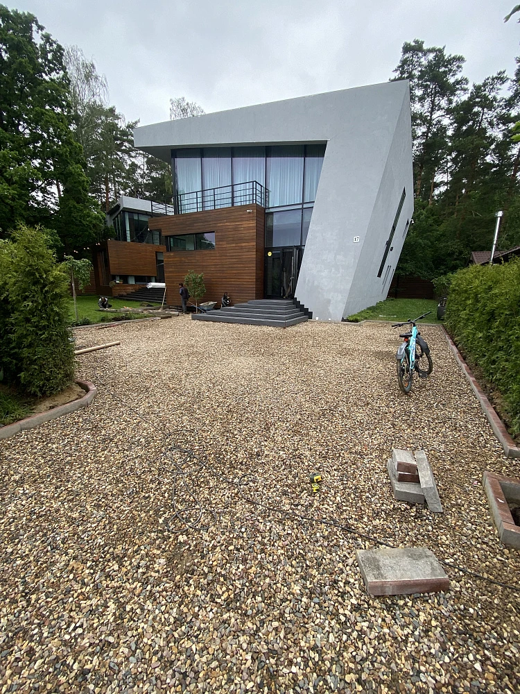 Укладка брусчатки с подготовкой основания и озеленение участка