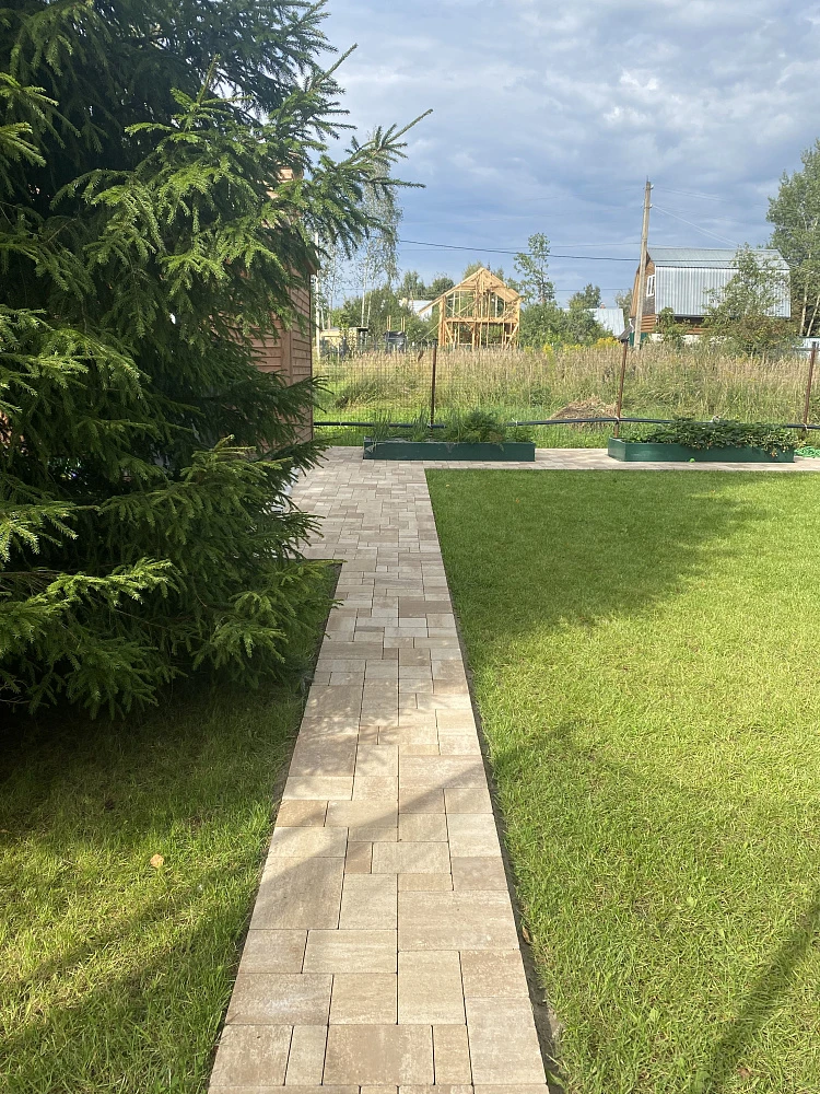 Укладка брусчатки с уникальной схемой мощения