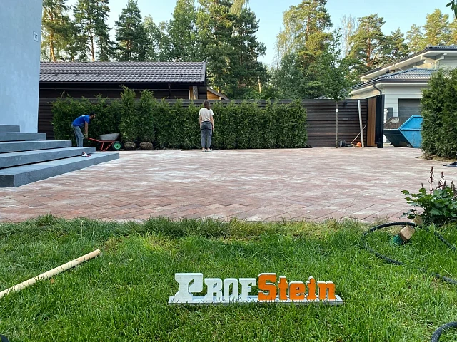 Укладка брусчатки с подготовкой основания и озеленение участка