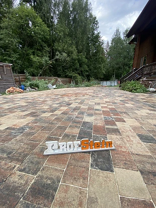 Укладка рельефной тротуарной плитки на дачном участке