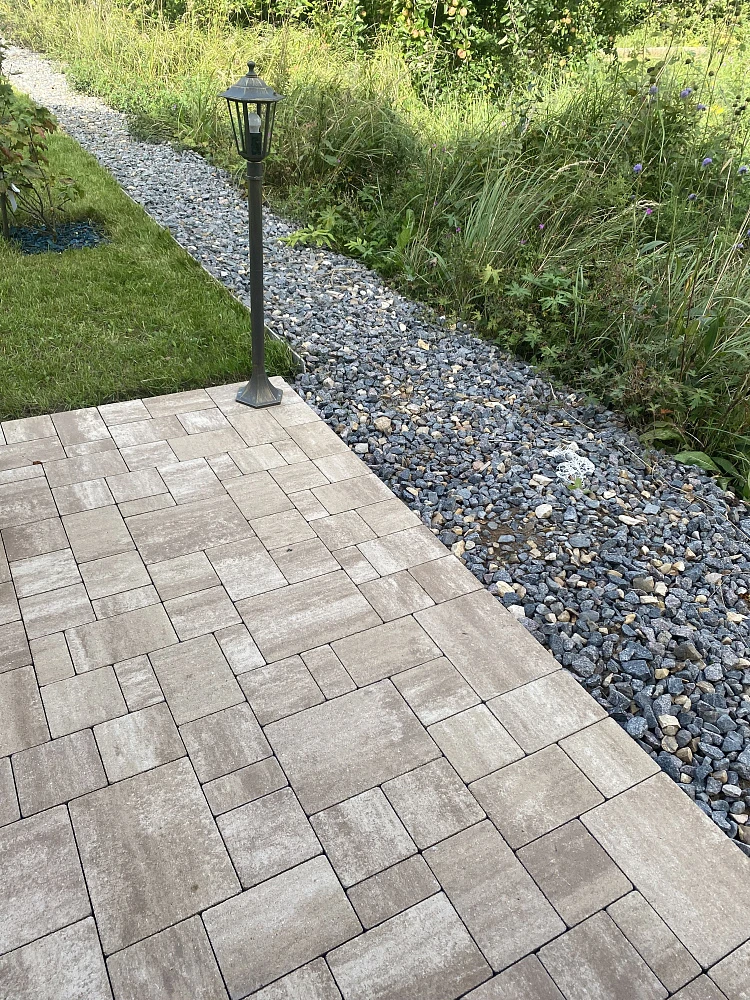 Укладка брусчатки с уникальной схемой мощения