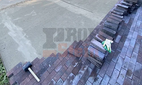 Мощение плиткой с устройством бетонного основания