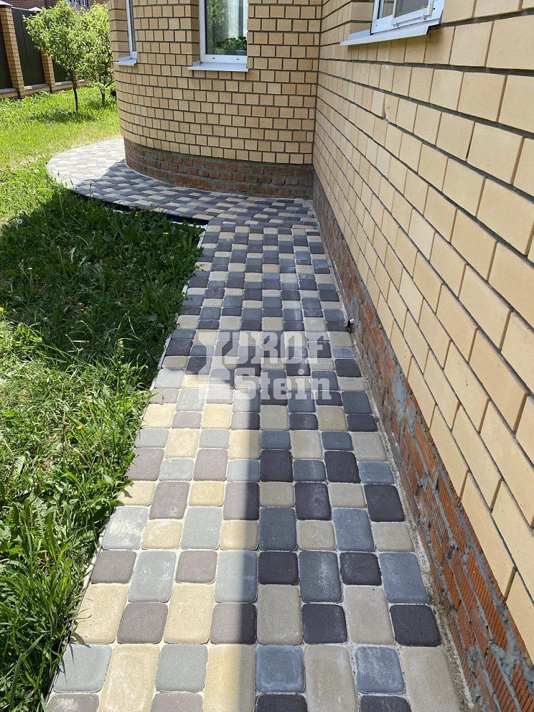 Укладка тротуарной плитки трех разных цветов