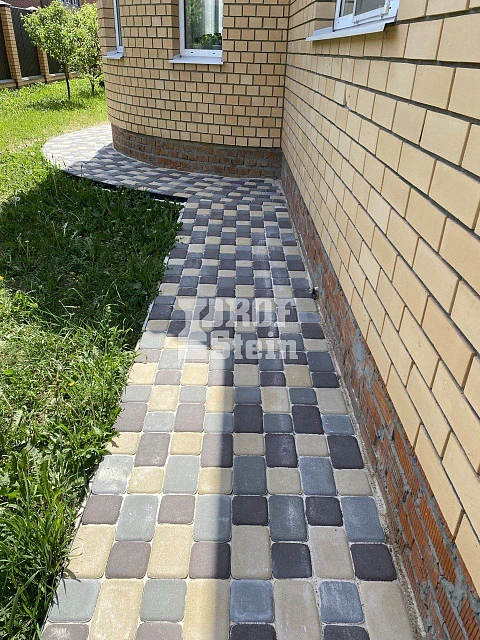 Укладка тротуарной плитки трех разных цветов