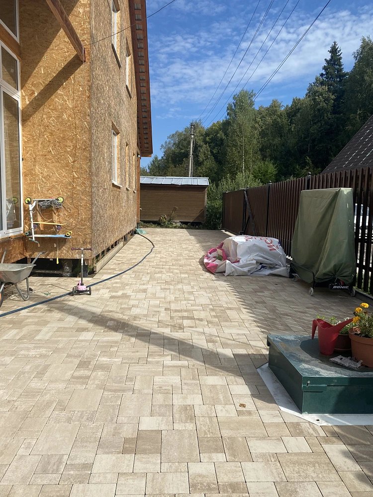 Укладка брусчатки с уникальной схемой мощения