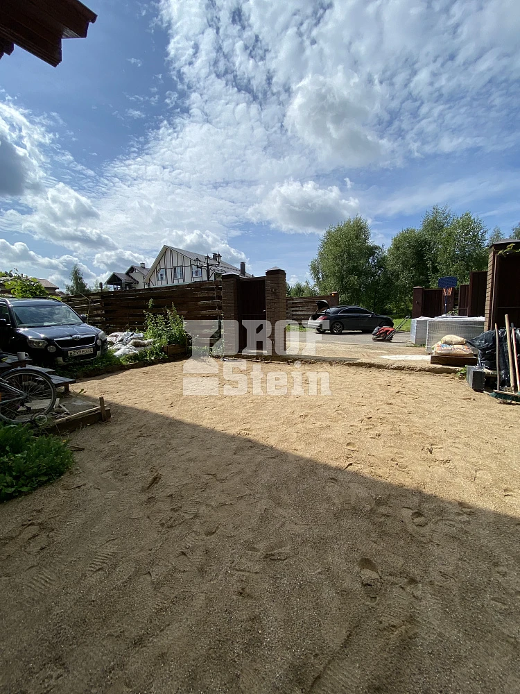 Укладка рельефной тротуарной плитки на дачном участке