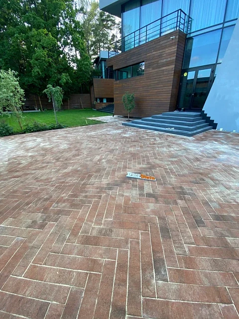 Укладка брусчатки с подготовкой основания и озеленение участка