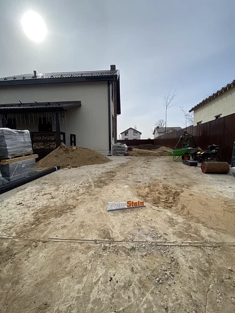 Устройство посевного газона и мощение брусчаткой Штайн Ферро