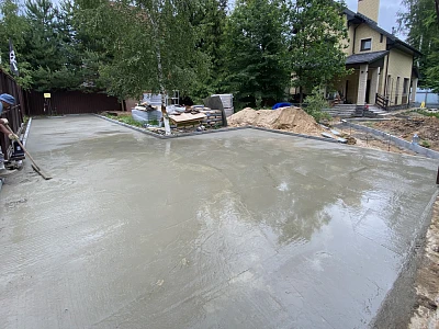 Заливка бетонной площадки под легковой автомобиль