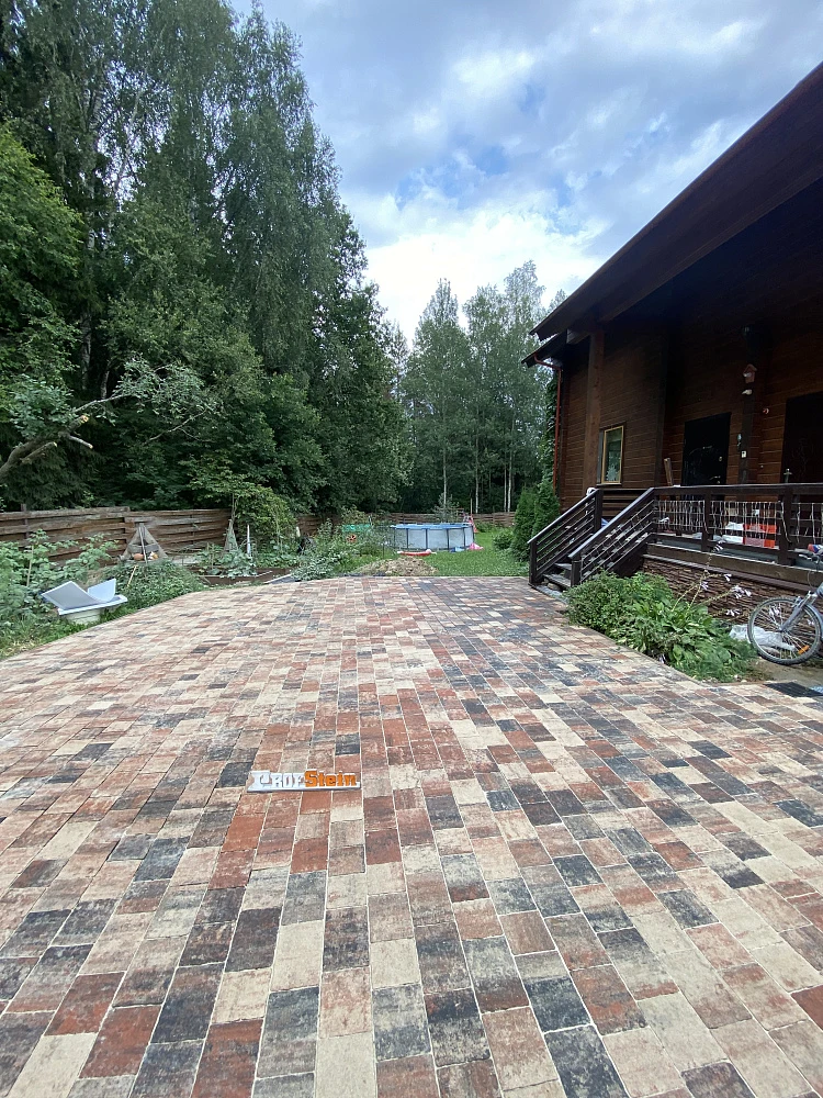 Укладка рельефной тротуарной плитки на дачном участке