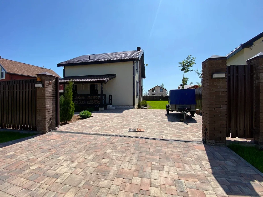 Устройство посевного газона и мощение брусчаткой Штайн Ферро