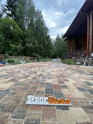 Укладка рельефной тротуарной плитки на дачном участке
