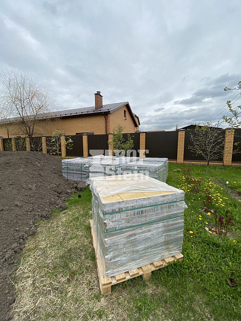 Укладка тротуарной плитки трех цветов 