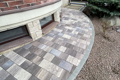 Как сделать отмостку из тротуарной плитки, чтобы защитить дом на 30+ лет