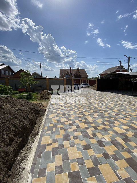 Укладка тротуарной плитки трех цветов 